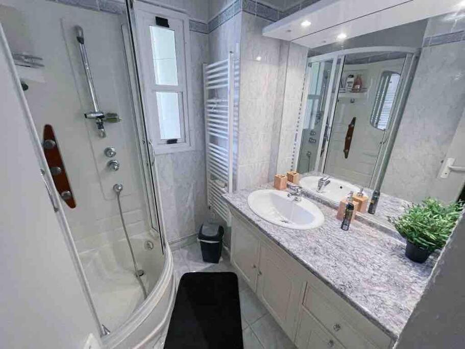 Appartement Spacieux Avec Parking Gratuit Sete Exterior photo